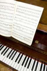 Fototapeta premium piano keys with notes