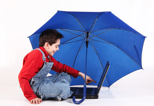 bambino con computer ed ombrello