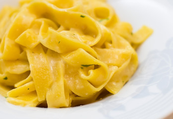 fettuccine zafferano, ricotta e speck