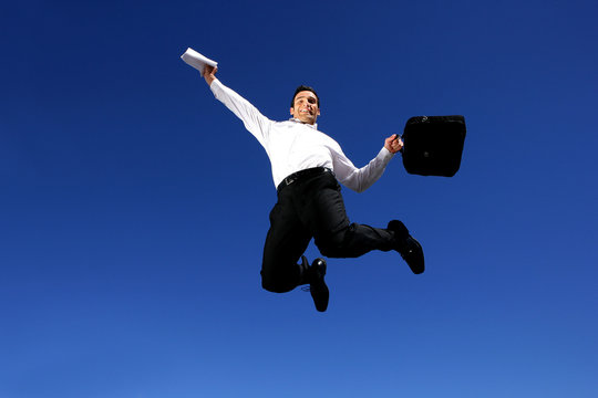 Homme en costume sautant dans les airs