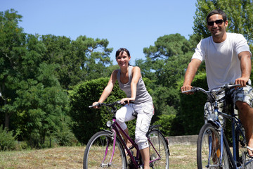 Homme et femme se baladant à vélos