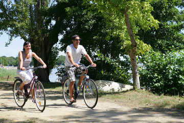 Homme et femme se baladant à vélos