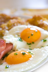 Hausmannskost mit Spiegeleier und Röstkartoffel