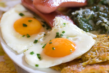 Spiegeleier mit Spinat, Röstkartoffel und Wurst