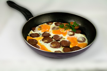 Sucuklu Yumurta - Knoblauchwurst mit Rührei