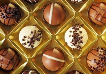 Pralinen in goldener Box - Nahaufnahme