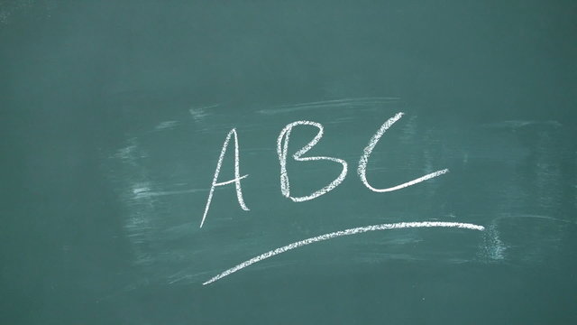 lehrer schreibt ABC an die tafel