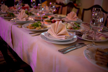 BANQUET TABLE
