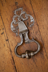 Heurtoir ancien sur une porte en bois