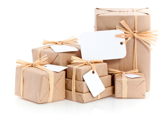 cadeaux emballage écologique avec étiquette blanche - obrazy, fototapety, plakaty