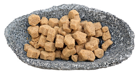 morceaux sucre cassonade coupelle pierre, fond blanc