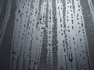 Wassertropfen auf schwarz glänzendem Hintergrund