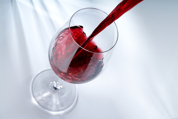 Rotwein in ein Glas giessen