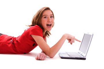 jeune fille en rouge surprise par ce qu'elle voit