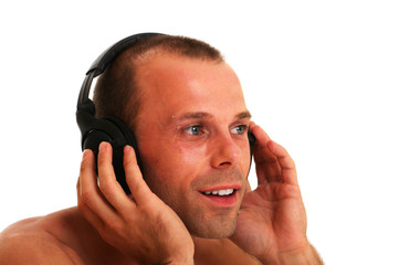 homme qui ecoute de la musique avec un casque