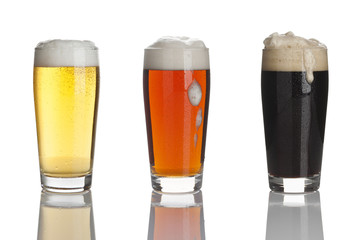drei gläser verschiedene biersorten isoliert