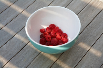 Reife Himbeeren in türkisener Müslischale
