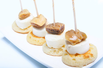 Piques fromage figue sur blinis