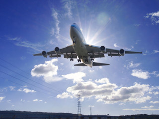 Naklejka na ściany i meble Samolot startu w słońcu na lotnisku