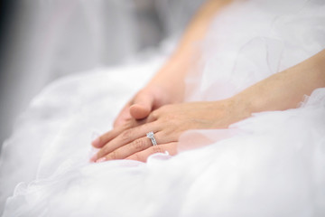 Obraz na płótnie Canvas Bride ręce r. na sukni ślubnej