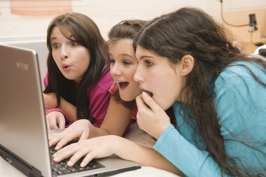 Jeunes filles surprises devant un écran d'ordinateur