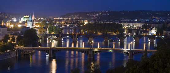Fototapeta na wymiar Mosty Praga w nocy