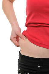 Frau im roten T-Shirt zeigt Speckrolle