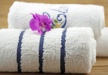 orchidée exotique mauve sur serviettes blanches