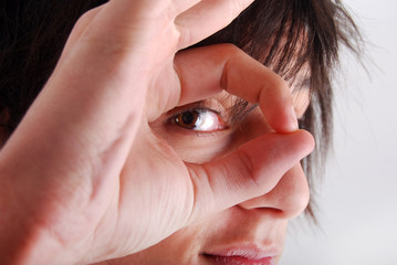 Expression - Jeune regardant au travers de sa main