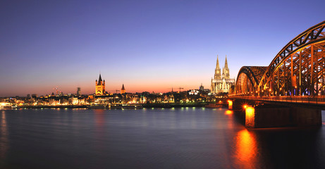 Köln bei Sonnenuntergang