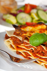 Lasagne Nudelgericht auf einem weißen Teller