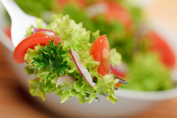 frischer Salat auf Gabel