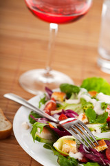 Gabel auf frischem Salat