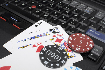 Laptop, Karten und Chips