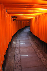 Naklejka premium Japońskie bramy Torii w Fushimi Inari Taisha, Kioto, Japonia