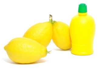 Limoni e bottiglia di succo di limone