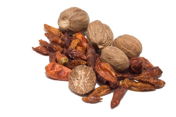 Muskat und getrocknete Chilischoten