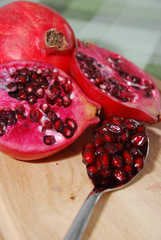 granatapfel mit löffel