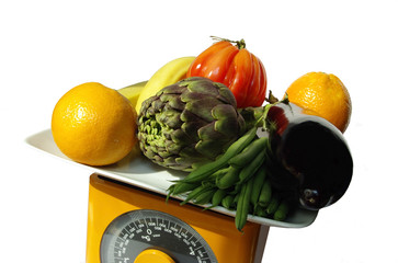 fruits & l&eacute;gumes sur une balance