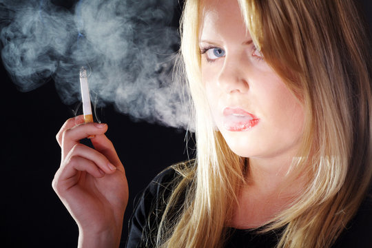 Junge blonde Frau beim Zigaretten rauchen Porträt