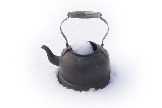 Teekanne im Schnee