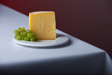 Stück Käse und Weintraube