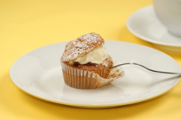 Scone auf einem Teller und eine Kuchengabel