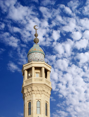Fototapeta na wymiar Kolorowe minaret Sabeeka Bent Ebrahim Meczet, Bahrajn