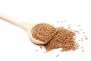 cucchiaio di legno con lenticchie