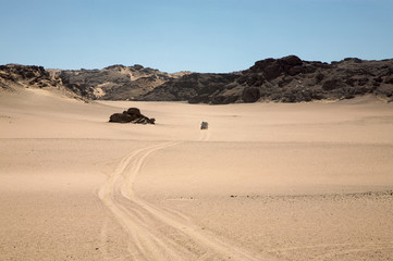 Fototapeta na wymiar Jazda na pustyni Wybrzeża Szkieletów w Namibii