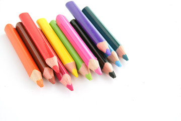 Crayons de couleur sur fond blanc