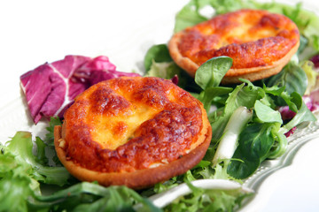 Petites quiches sur salade