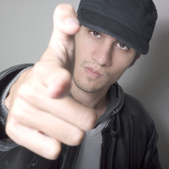 jeune homme menacant agression