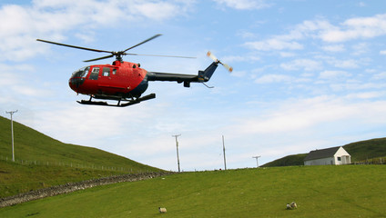 Fototapeta na wymiar Śmigłowiec lecący nad szkockich farm